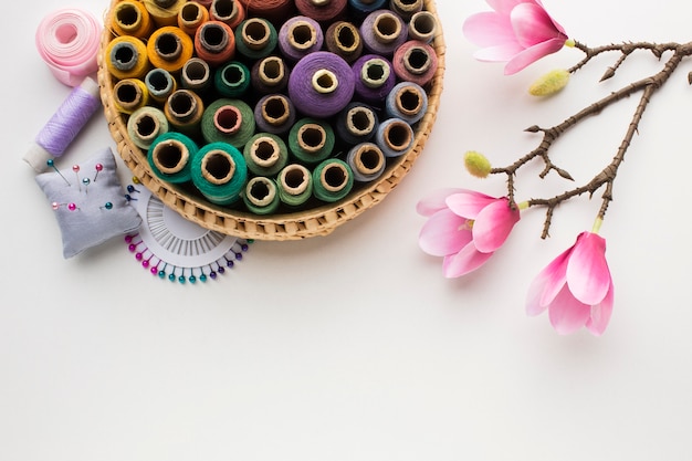 kolorowe nici i igły